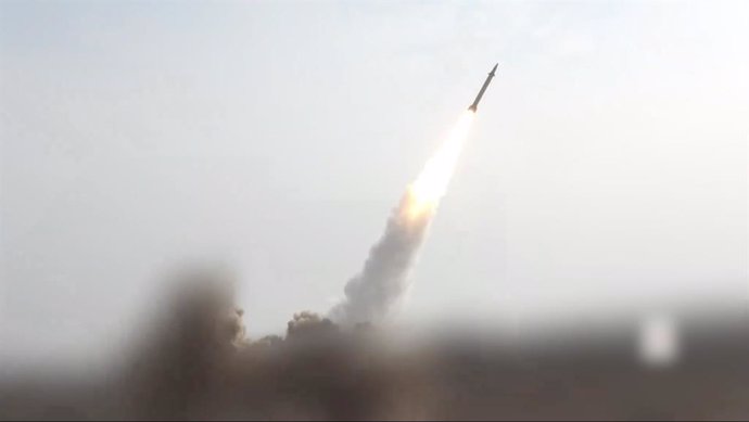 Archivo - SANAA, June 26, 2024  -- The screenshot captured from a video released by Yemen's Houthi group on June 26, 2024 shows that a hypersonic missile is launched from an undisclosed desert area in Yemen. Yemen's Houthi group said on Wednesday they use