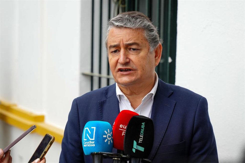 El consejero de la Presidencia, Interior, Diálogo Social y Simplificación Administrativa, Antonio Sanz atiende a los medios. Imagen de archivo. 