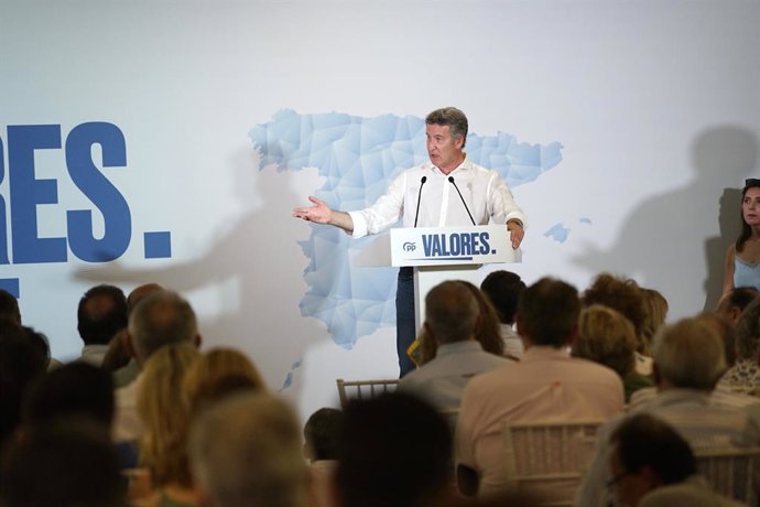 O presidente do Partido Popular, Alberto Núñez Feijóo, fala durante um evento para apresentar a candidatura do líder do PP à reeleição em 2 de junho de 2025, em Cáceres, Extremadura (Espanha). O evento de Feijóo em Cáceres, que ocorreu como parte de seu p