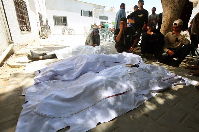 2 de junho de 2025, Cidade de Gaza, Faixa de Gaza, Território Palestino: Parentes de palestinos que perderam a vida choram depois que o exército israelense bombardeou vários locais em Jabalia, no norte da Faixa de Gaza. Os corpos dos palestinos que perder