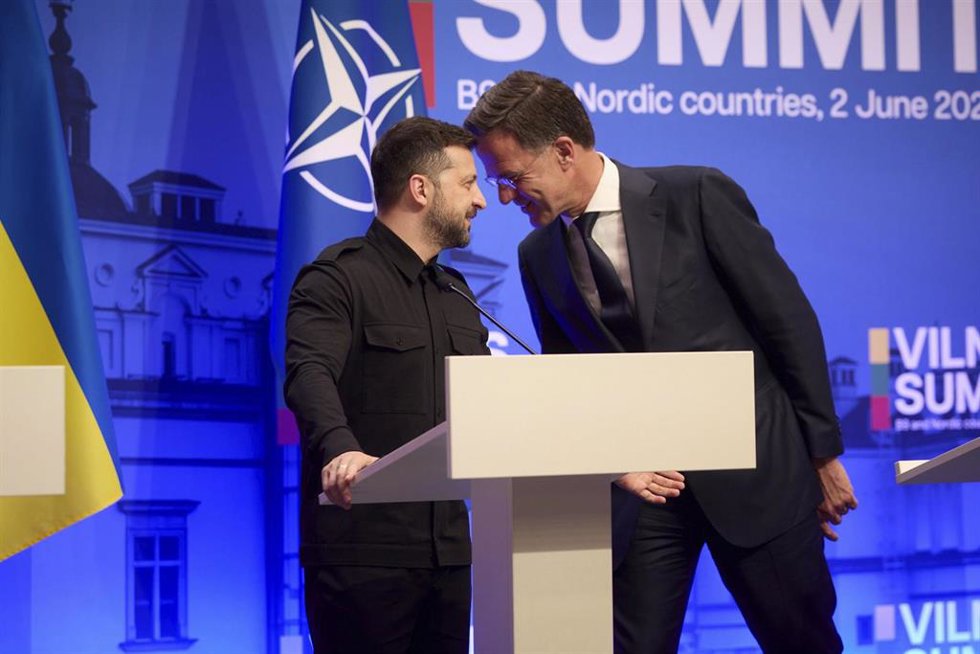 El presidente de Ucrania, Volodimir Zelenski, junto al secretario general de la OTAN, Mark Rutte, en la cumbre celebrada en Vilnius, Lituania