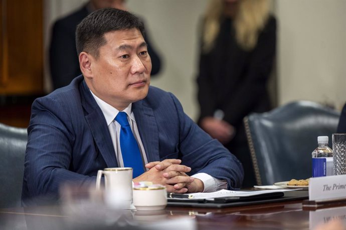 Archivo - August 3, 2023, Washington, DC, United States of America: Mongolian Prime Minister Luvsannamsrain Oyun-Erdene listens to U.S. Secretary of Defense Lloyd Austin during bilateral discussions at the Pentagon, August 3, 2023 in Washington, D.C.