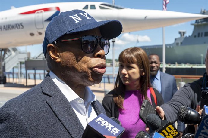 26 de maio de 2025, Nova York, Estados Unidos: O prefeito da cidade de Nova York, Eric Adams, fala à mídia após a cerimônia anual de comemoração do Memorial Day do Intrepid Sea, Air & Space Museum.