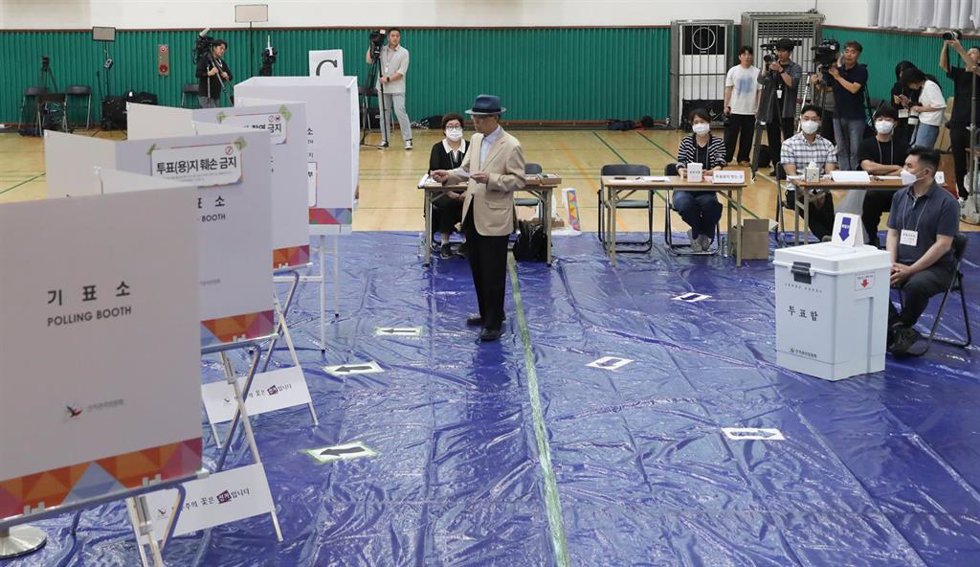 Vista de un centro de votación en Corea del Sur