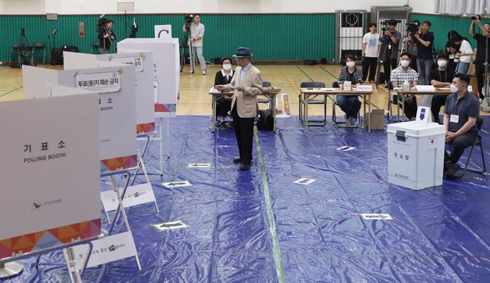 SEOUL, June 3, 2025  -- A voter is seen at a polling station in Seoul, South Korea, June 3, 2025. Polls began early Tuesday nationwide to pick South Korea's new president.    The election is scheduled to last from 6:00 a.m. local time (2100 GMT Monday) to