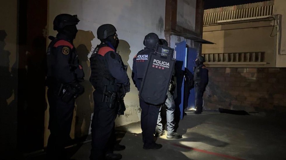 Uno de les registros contra el tráfico de armas y drogas en Barcelona y Girona.