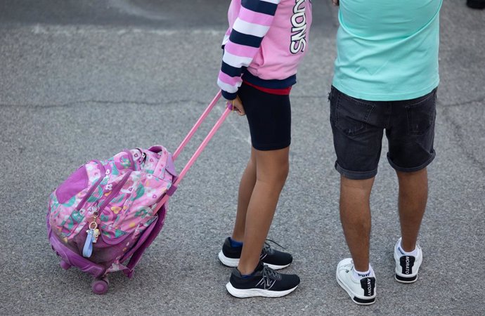 Archivo - Una niña el primer día de colegio, a 9 de septiembre de 2024, en Madrid (España). La Comunidad de Madrid comienza esta semana el curso escolar 2024-2025 con 64.435 docentes al sumar 1.394 profesores nuevos a las aulas y 1.267.286 alumnos, un 0,4