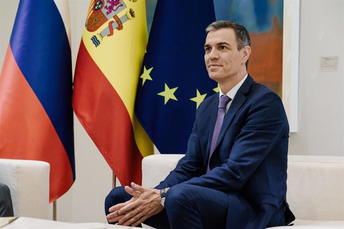 El presidente del Gobierno, Pedro Sánchez, recibe al primer ministro de la República de Eslovenia, Robert Golob, en el Palacio de la Moncloa, a 29 de mayo, en Madrid (España)