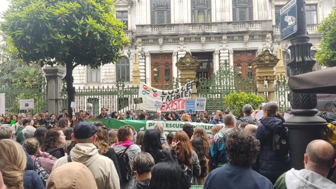 Professores no quinto dia da greve da educação protestam em frente à Assembleia Geral.