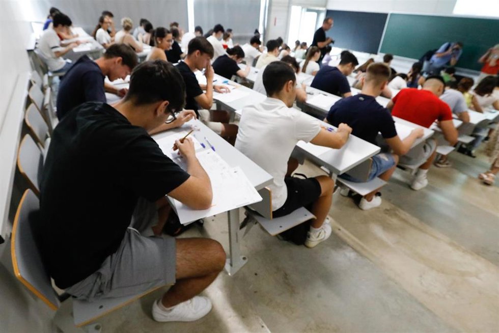 Archivo - Estudiantes se examinan durante el primer día de las pruebas de la Evaluación del Bachillerato para el Acceso a la Universidad (EBAU), en la Universidad de Espinardo, a 5 de junio de 2024, en Murcia, Región de Murcia (España). 