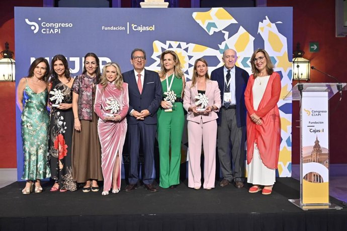 Paola Luksic, Alejandra Mustakis, Cristina Pineda, Mónica Heller, Antonio Pulido, Guadalupe de la Vega, Pilar Cosentino, Antonio García de Castro y Núria Vilanova, en los premios otorgados durante el congreso de Ceapi