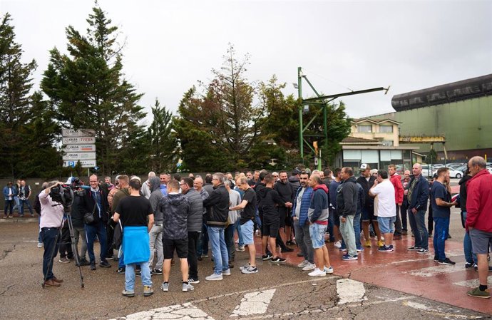 Archivo - Varios trabajadores de GSW durante la anterior huelga indefinida del sector metalúrgico en Cantabria