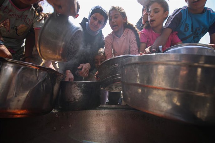 1º de junho de 2025, Cidade de Gaza, Faixa de Gaza, Território Palestino: Palestinos deslocados, incluindo mulheres e crianças, esperam para receber alimentos distribuídos por organizações de ajuda humanitária na Cidade de Gaza, Gaza, em 1º de junho de 20