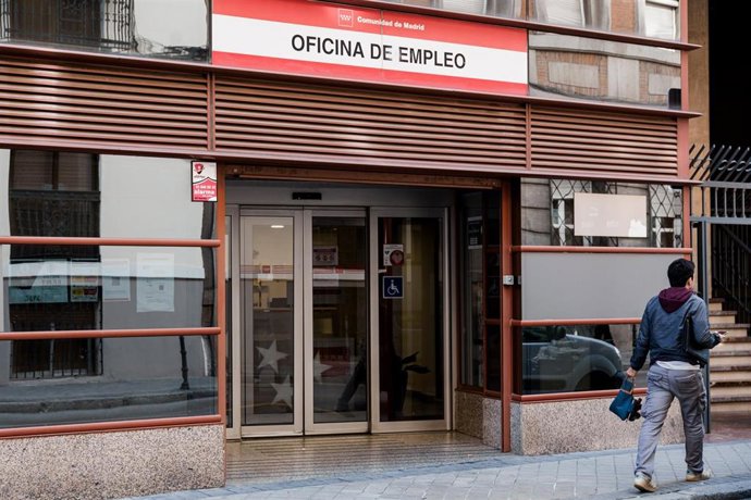 Archivo - Un hombre pasa por una oficina del SEPE, a 4 de febrero de 2025, en Madrid (España).