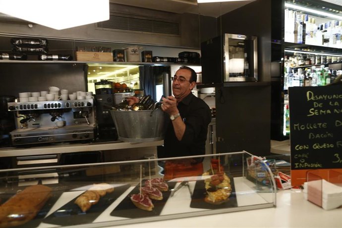 Archivo - Un camarero trabajando.