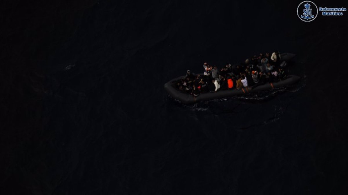 Rescatan una neumática con 41 inmigrantes en aguas cercanas a Lanzarote
