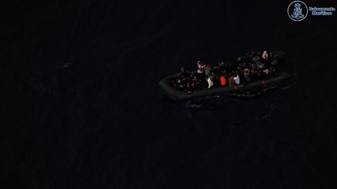 Patera rescatada por Salvamento Marítimo en aguas próximas a la isla de Lanzarote