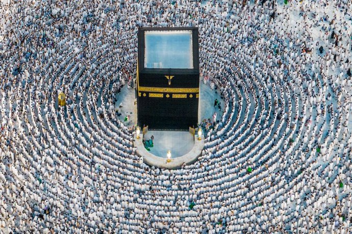 Archivo - Arquivo - Muçulmanos rezam ao redor da Kaaba na Grande Mesquita em Meca durante o que é conhecido como a Noite do Destino, uma das noites mais sagradas durante o mês do Ramadã, em 28 de março de 2025 (arquivo).