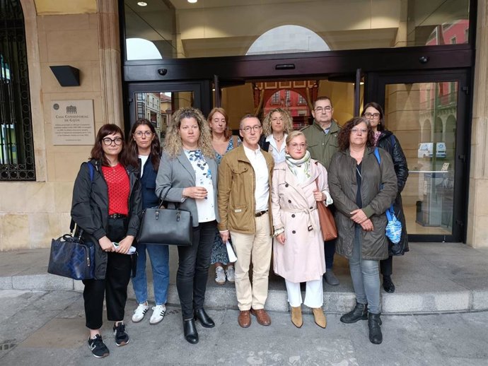 Representantes del Comité de Empresa de Duro Felguera a la entrada del Ayuntamiento de Gijón.