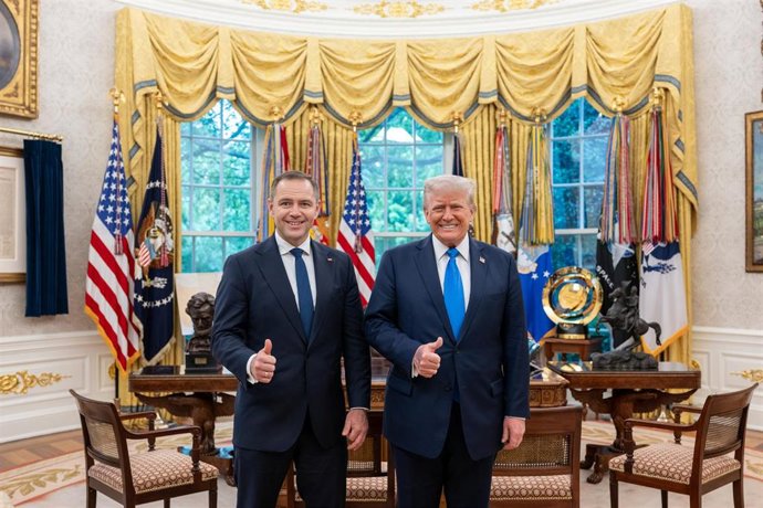 Archivo - El presidente de Estados Unidos, Donald Trump (d), junto al candidato ultraderechista a las elecciones presidenciales en Polonia, Karol Nawrocki, durante una recepción el 2 de mayo de 2025 en la Casa Blanca (archivo)