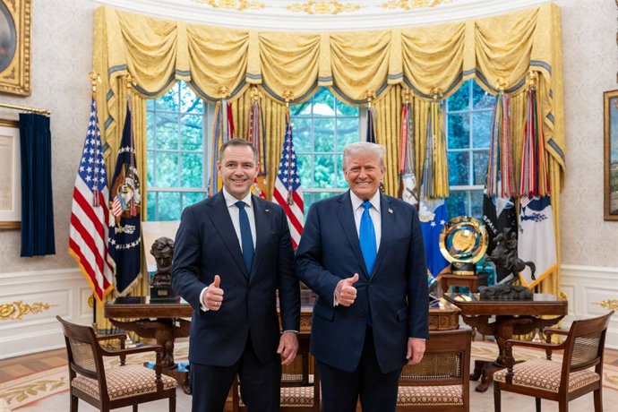 Archivo - Arquivo - O presidente dos EUA, Donald Trump (d), ao lado do candidato de extrema direita às eleições presidenciais da Polônia, Karol Nawrocki, durante uma recepção em 2 de maio de 2025 na Casa Branca (arquivo).
