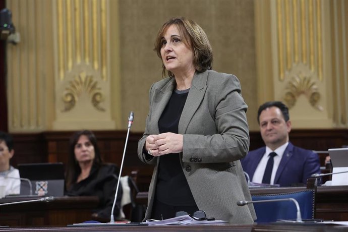 Archivo - La consellera de Presidencia, María Antonia Estarellas, durante una sesión plenaria.