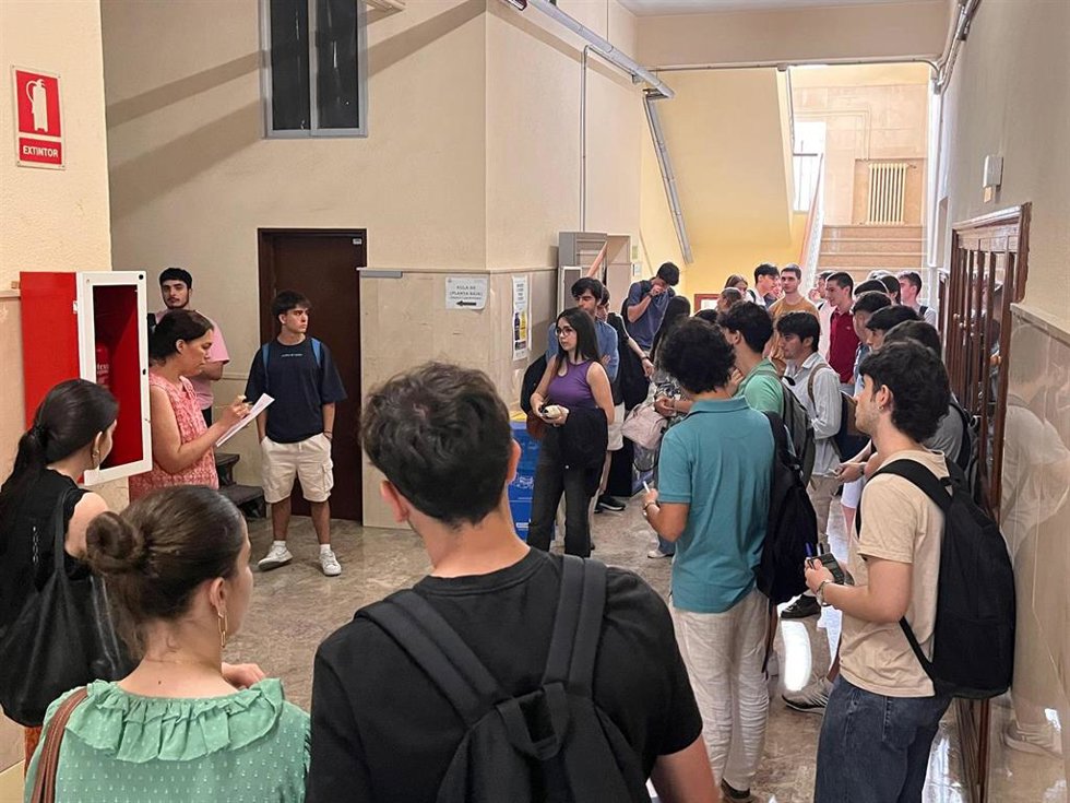 Decenas de jóvenes siendo nombrados para entrar al primer examen de la PAU 2025 en la Universidad Complutense de Madrid