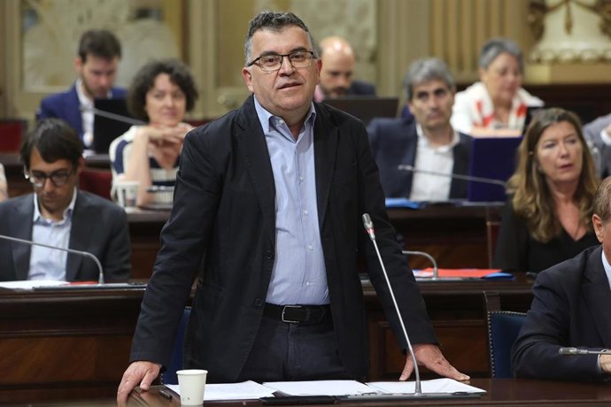 El conseller de Agricultura, Pesca y Medio Natural, Joan Simonet, en un pleno.