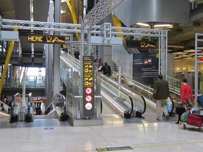 Archivo - Pasajeros Barajas