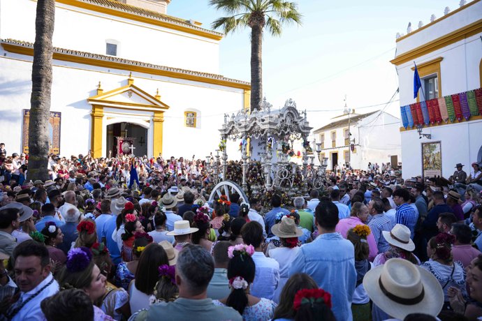 Paso de las hermandades por Villamanrique de la Condesa.