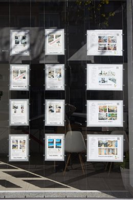 Archivo - Anuncios de pisos en venta en una inmobiliaria, a 13 de abril de 2024, en Madrid (España). 