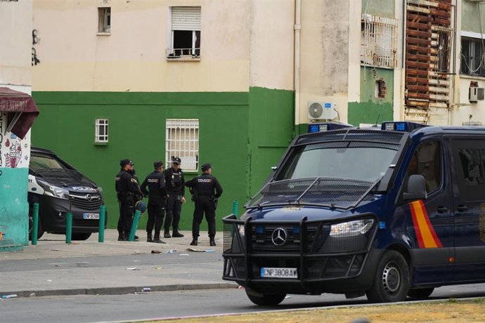 Archivo - Imágenes de archivo de agentes desplegados en las Tres Mil Viviendas