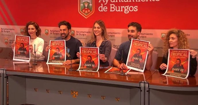 Saray Maestro, Darío Mancha, Israel Salcedo y Carlota de Luis, con la concejala de Festejos, Carolina Álvarez, en el centro.