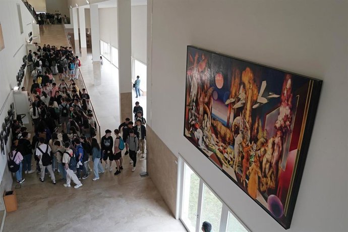 Archivo - Estudiantes en los pasillos de la Universidad el día que comienzan  los exámenes de las pruebas de acceso a la universidad 2023 en Galicia, en la facultad de Ciencias de la Comunicación de la Universidad de Santiago de Compostela, a 6 de junio d