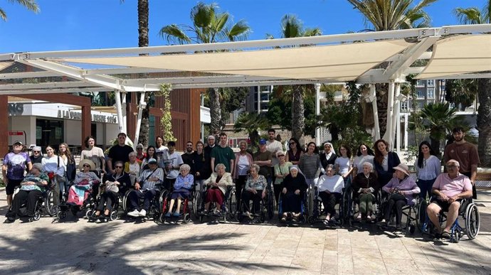 Una veintena de alumnos voluntarios junto a los usuarios del asilo de las Hermanitas de los Pobres durante el último voluntariado de acompañamiento