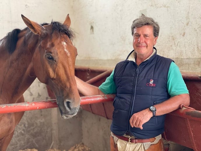O cavaleiro e empresário Cayetano Martínez de Irujo posa com um de seus cavalos em sua propriedade Las Arroyuelas, em Carmona (Sevilha).
