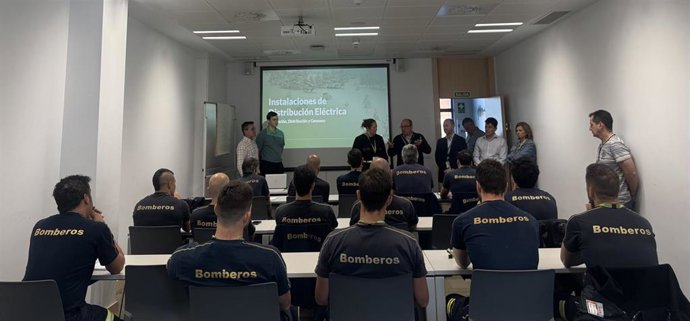 Jornada de formación de los bomberos de la Diputación de Valladolid para actuar en situaciones con riesgo en instalaciones eléctricas.