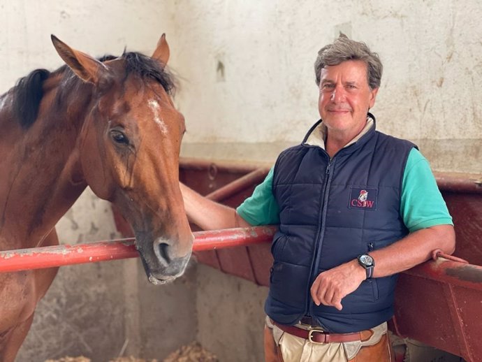 El jinete y empresario Cayetano Martínez de Irujo posa con uno de sus caballos en su finca de Las Arroyuelas en Carmona (Sevilla).