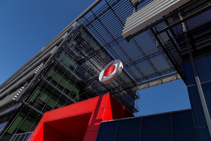 Archivo - Economía.- Vodafone España actualiza sus tarifas móviles y ofrecerá datos ilimitados desde 15 euros al mes