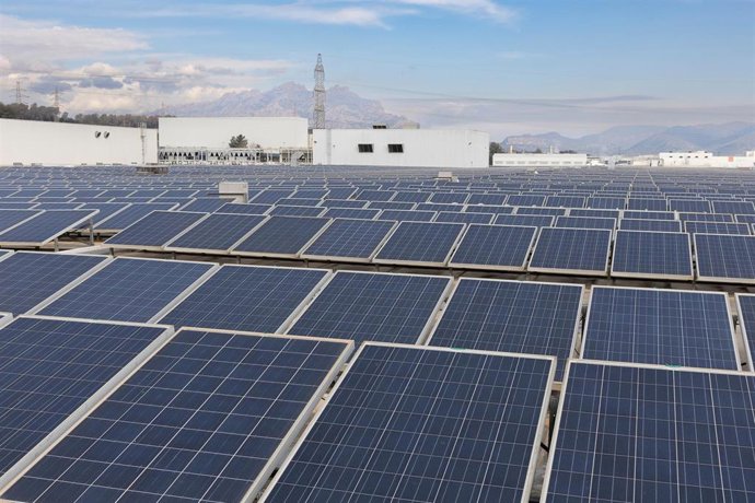 Placas solares en una planta de Seat.