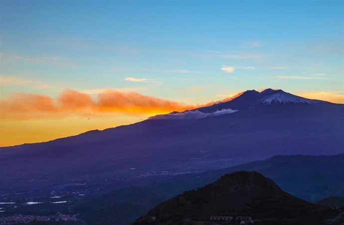Archivo - Vista general del Etna, en Sicilia