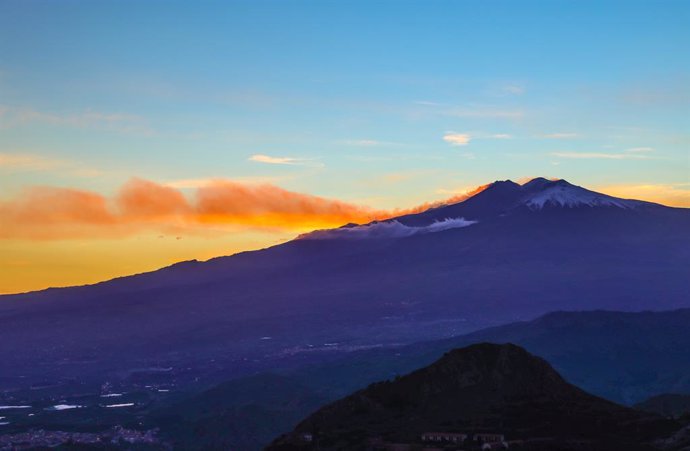 Archivo - November 23, 2024, Catania, Tirana, Italy: A general view of the top of Mount Etna near Catania, Italy. The Silvestri Craters (Crateri Silvestri) are two volcanic cones located southeast of Mount Etna, which is the highest active volcano in Euro