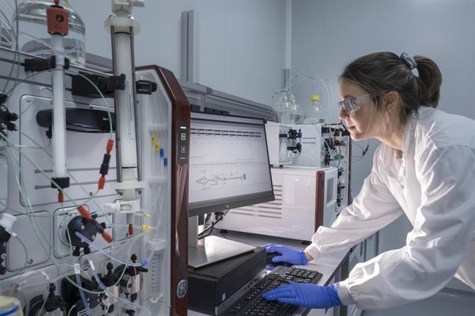 Archivo - Una empleada de la biotecnológica Hipra