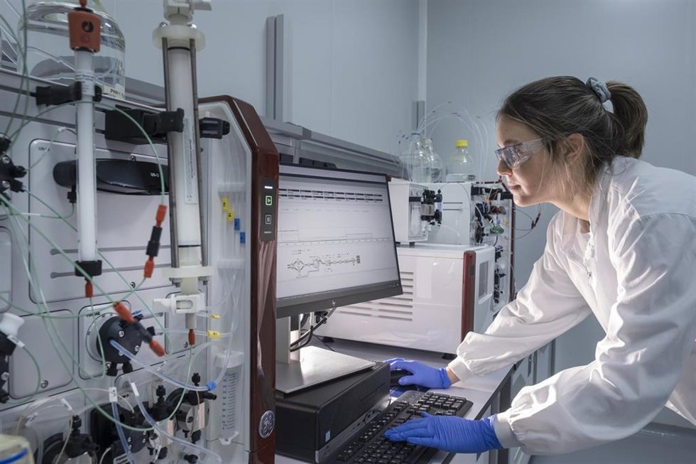 Archivo - Una empleada de la biotecnológica Hipra