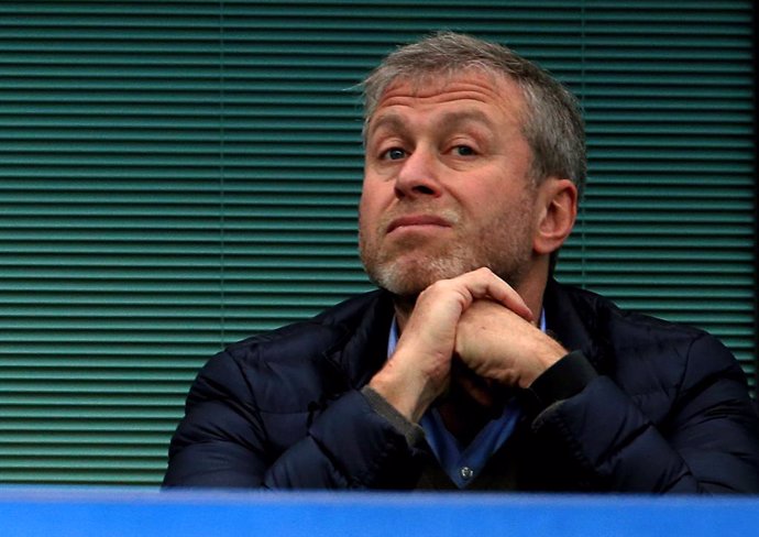 Archivo - FILED - 10 March 2022, United Kingdom, London: Roman Abramovich, owner of Chelsea FC, reacts during a soccer match. The UK government has threatened legal action against former Chelsea owner Roman Abramovich to release £2.5 billion ($3.4 billion