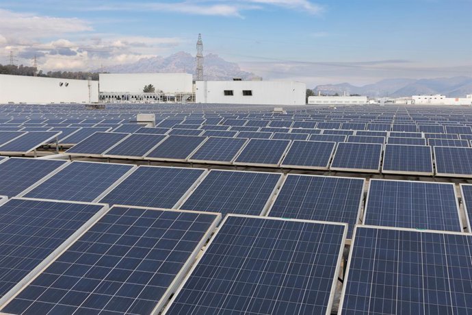 Placas solares en una planta de Seat.