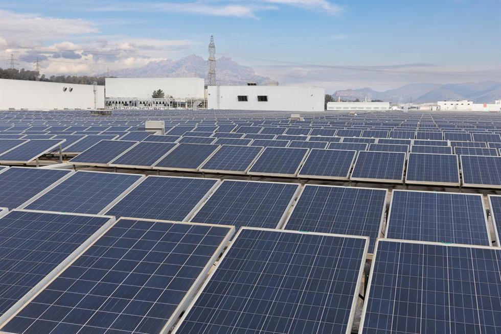Placas solares en una planta de Seat.