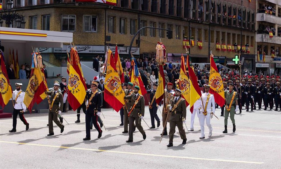 Archivo - Varios militares desfilan durante el desfile militar con motivo del día de las fuerzas armadas, a 25 de mayo de 2024, en Oviedo, Asturias (España). 