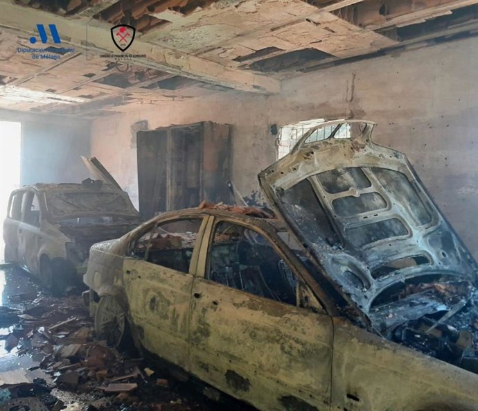 Efectivos del CPB intervienen en un incendio en el interior de una cochera en Coín