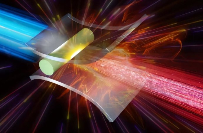Ilustração conceitual da aceleração por microbocal (MNA). Uma haste de hidrogênio sólido é incorporada em um micronozelo de alumínio, que canaliza e focaliza o fluxo de plasma para otimizar a aceleração de prótons.